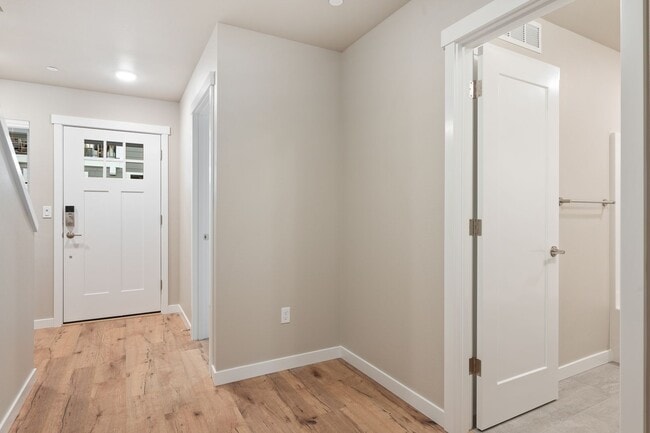 Building Photo - NEW Bothell Townhome | 4 Bedroom | $3750