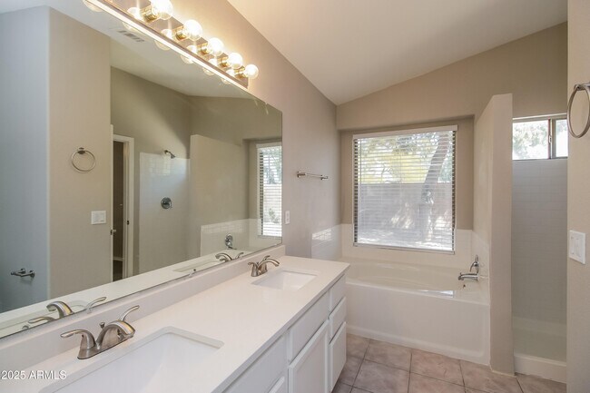 Building Photo - 588 E Devon Dr