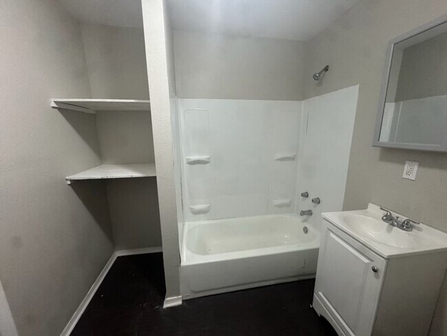 Building Photo - 2103 N Marrs St