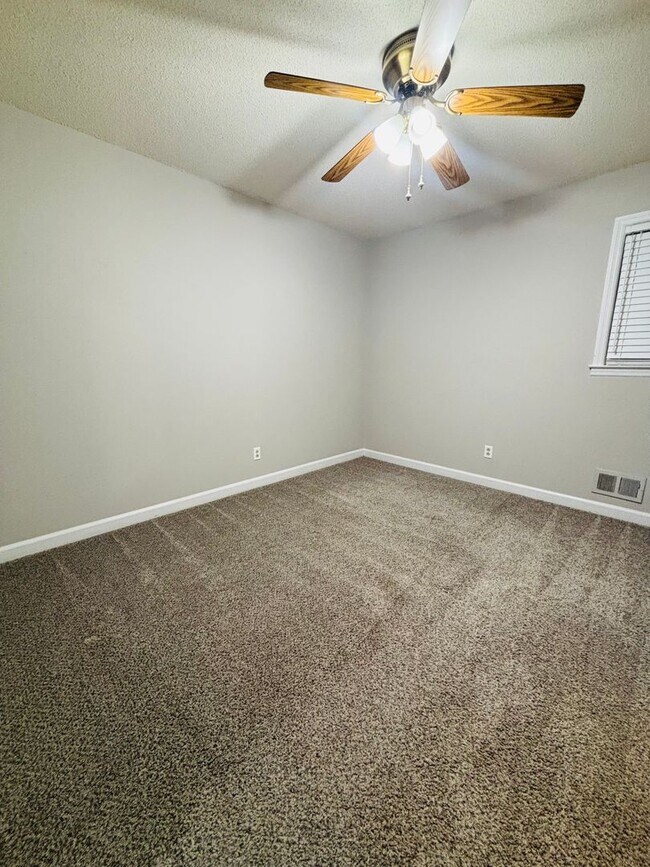 Building Photo - Move-In Ready Ranch in the Heart of Elgin!