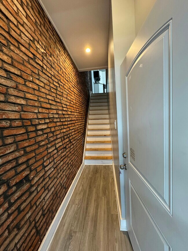 Building Photo - 1522 N Willington, Unit 2