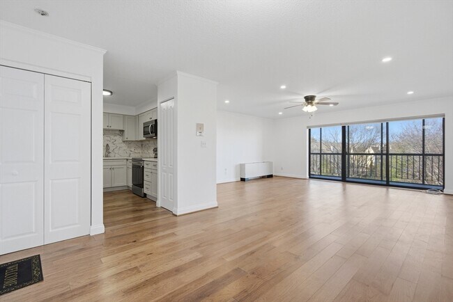 Building Photo - 2 Summit Dr