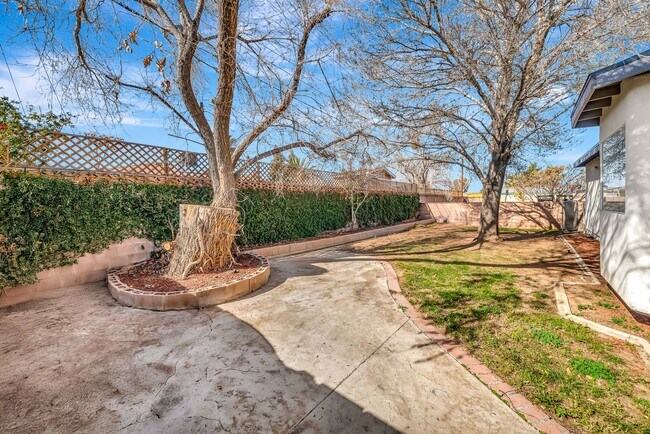 Building Photo - Stylish 4-Bed Mid-Century Home