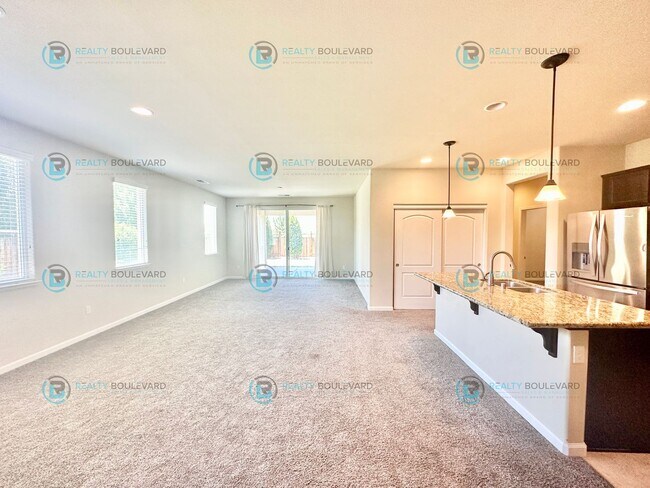 Building Photo - 3 Bedroom 2 Bathroom with Garage covered patio and beautiful yard!
