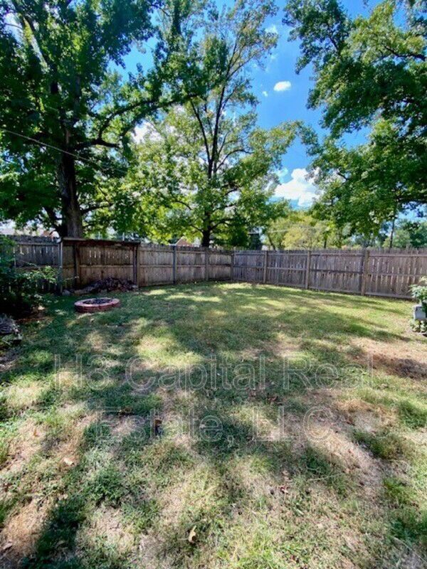 Building Photo - 702 S Cherry St