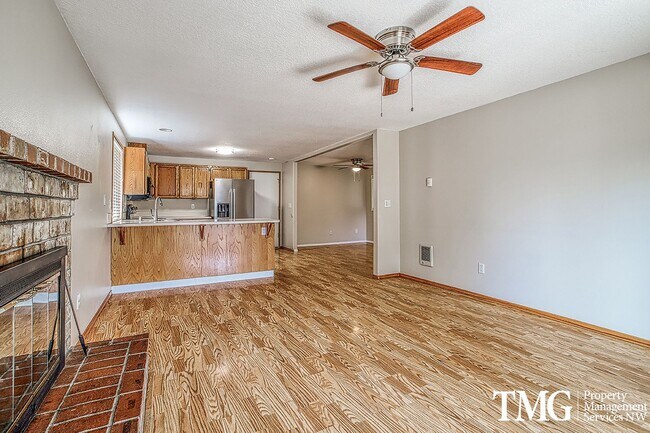 Building Photo - Large Ranch-style home with 3 Bed 2 Bath i...