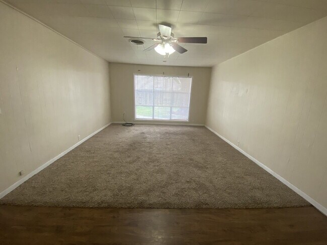 Building Photo - Spacious 3/2!