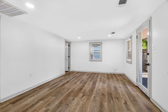 Building Photo - Move-In Ready Home Near Park Circle