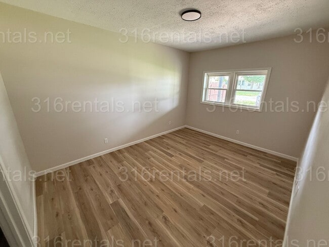 Building Photo - $1350 - 3 bedroom / 1 bathroom - Newly Rem...