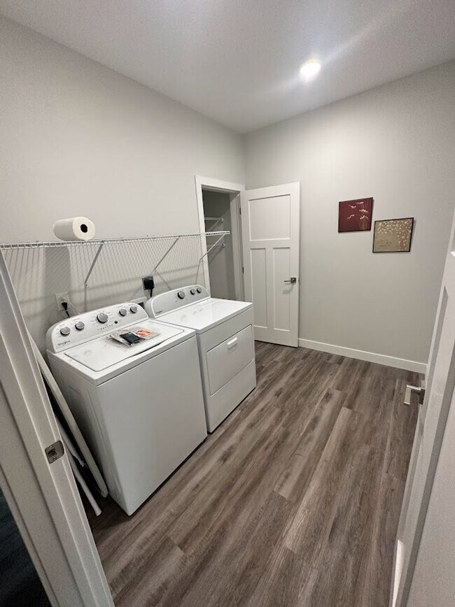Building Photo - LAKE VIEW- 3 Bedroom Condo