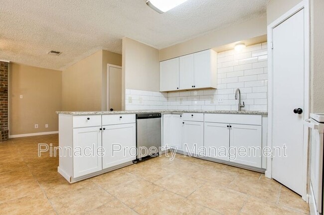 Building Photo - 1427 Gregory Dr