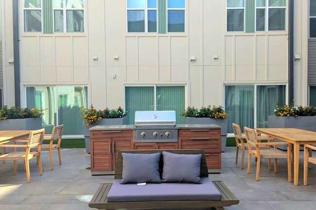 Building Photo - 601 W 9th St