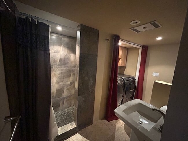 Building Photo - 716 BArrett Way