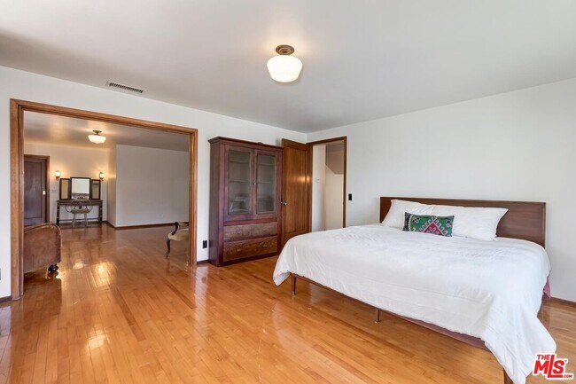 Building Photo - 515 N Kenter Ave