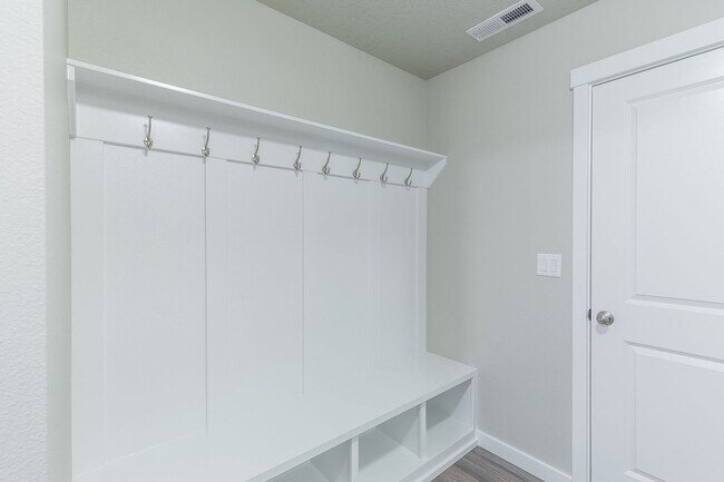 Building Photo - Perfect location for a 4 bed 2 bath with a...