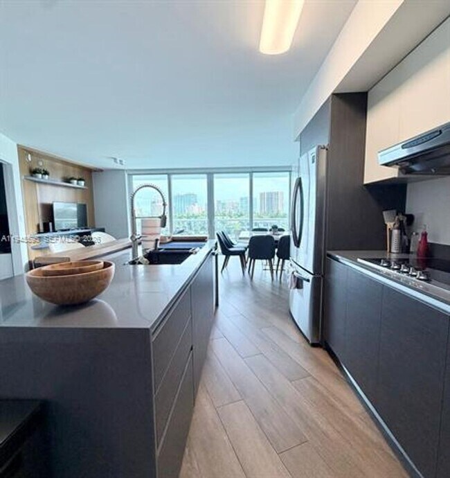 Building Photo - 9821 E Bay Harbor Dr