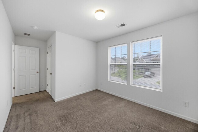 Building Photo - 442 Thoroughbred Dr
