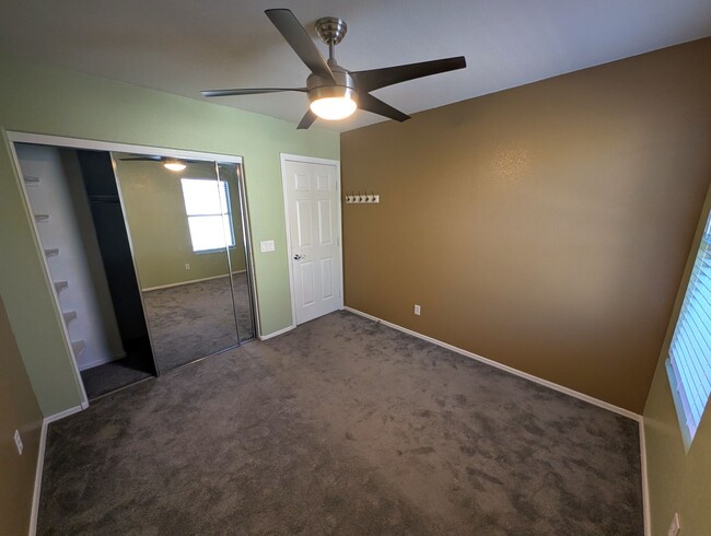 Building Photo - 3 Bedroom Home in the Waterford Square Com...