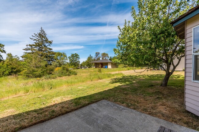 Building Photo - 3 Bedroom Townhome