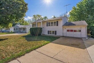 Building Photo - 4 Bedroom 2 Bath House in Cedar Falls