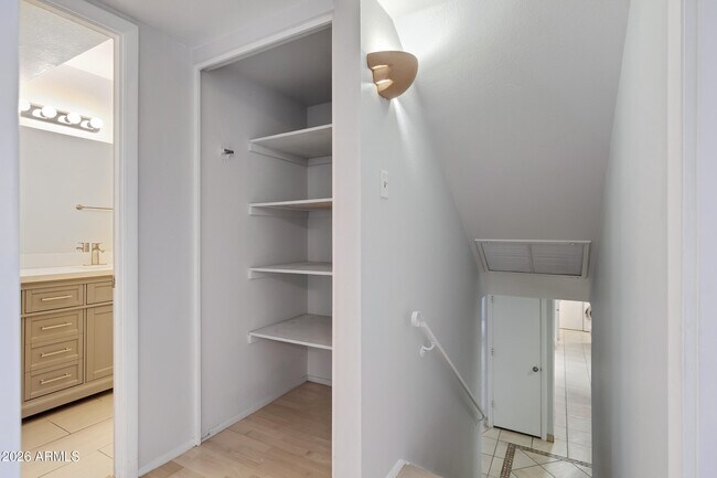 Building Photo - 1627 E Fremont Dr