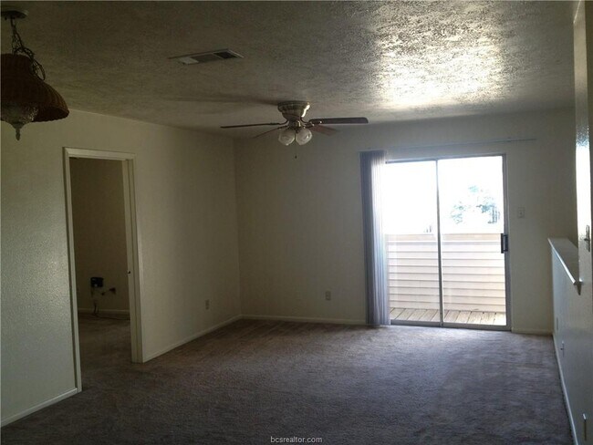 Building Photo - 906 Spring Loop