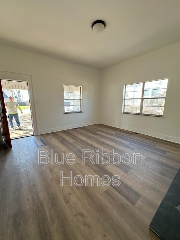 Building Photo - 2634 Barton St