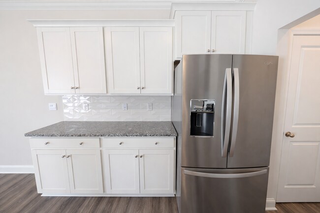 Building Photo - Hendersonville Townhouse