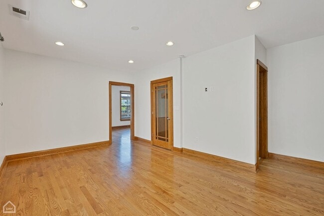 Building Photo - 4544 N Western Ave