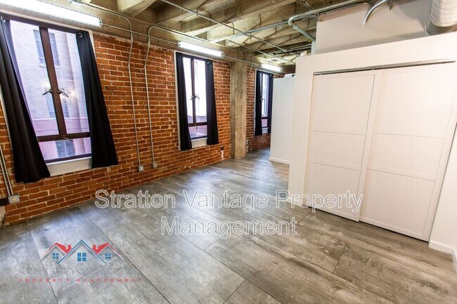 Building Photo - 114 W Adams St