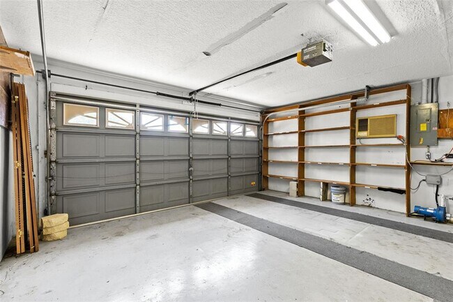 Building Photo - 8829 Bermuda Ln