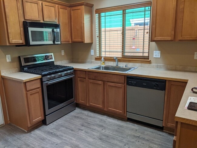 Building Photo - Centrally Located Three Bedroom Home