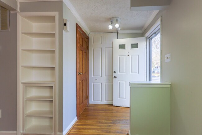 Building Photo - Bright and Spacious Townhome Living Near Reston