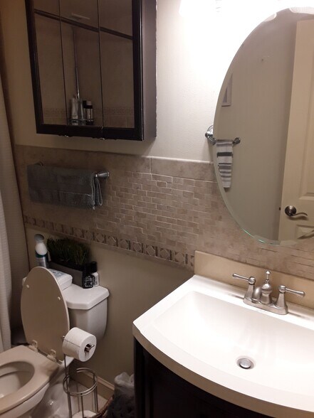 Bathroom-Sink , Tiolet, - 2881 NE 32nd St