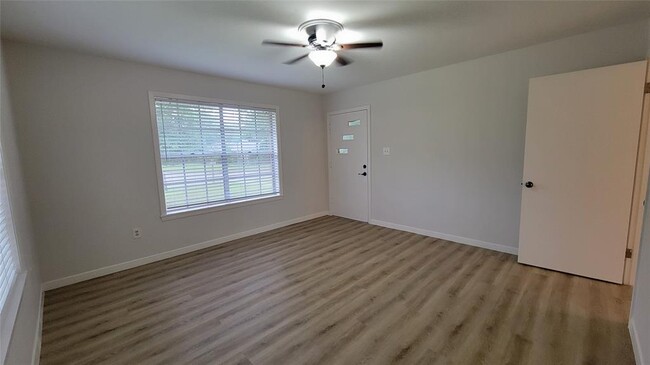 Building Photo - 215 Pine Shadow Dr