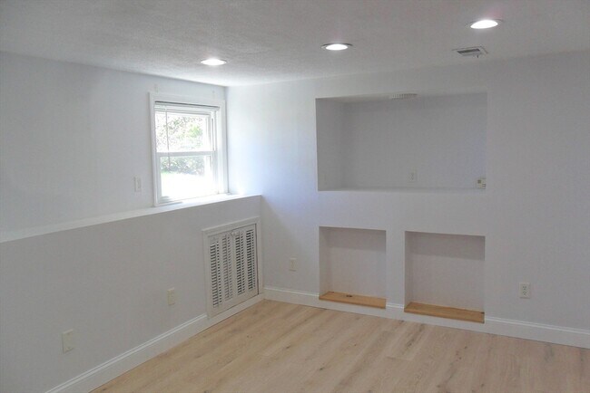 Building Photo - 171 Walnut St