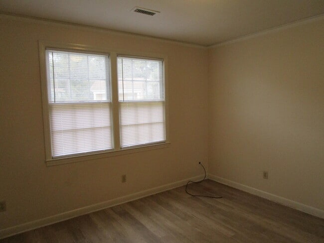 Building Photo - 111 Willow Dr