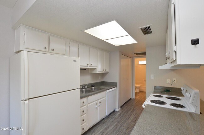 Building Photo - 3004 E Waltann Ln