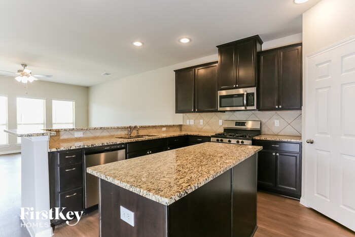 Building Photo - 7215 Victorville Dr