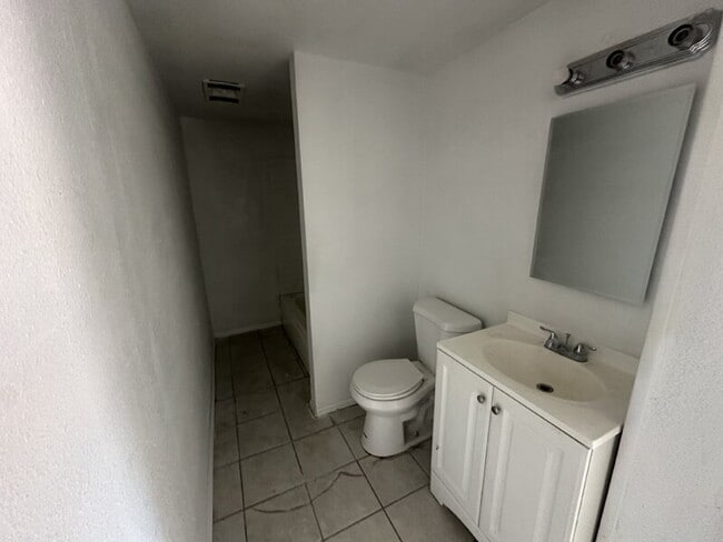 Building Photo - 523 W 12th St