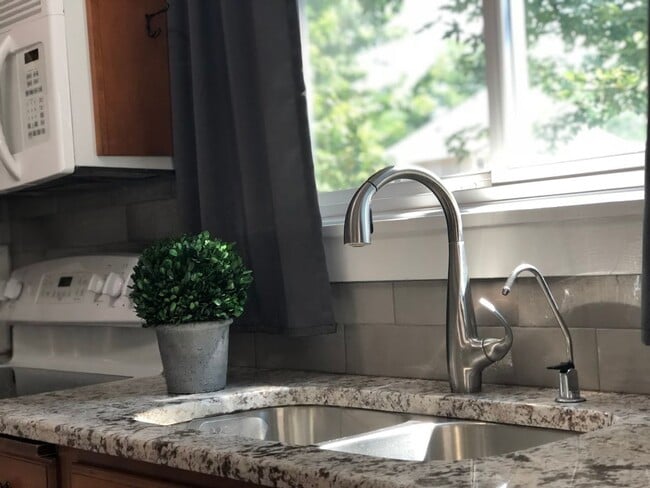 Building Photo - Charming Tudor 3 Blocks From Mayo