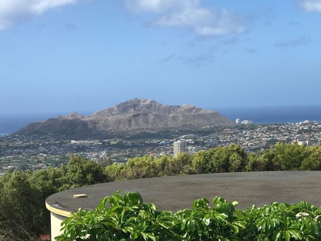 Building Photo - Waialae Iki, large family home 4 bedroom, 4 baths, 2 car garage