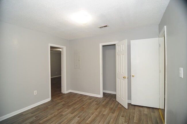 Building Photo - 2425 Tuxedo Dr NW
