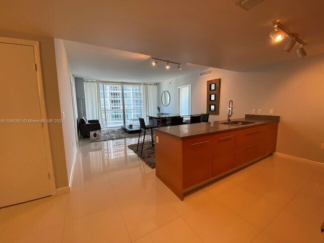 Building Photo - 475 Brickell Ave