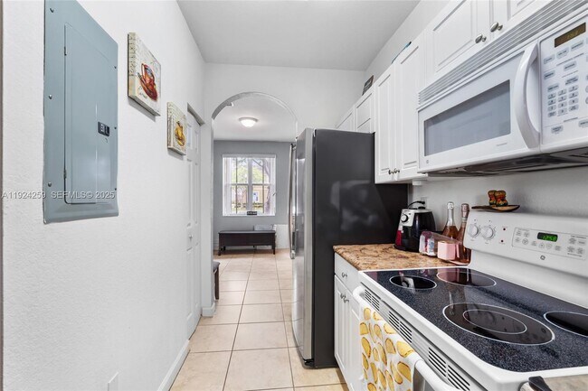 Building Photo - 230 SE 29th Ave