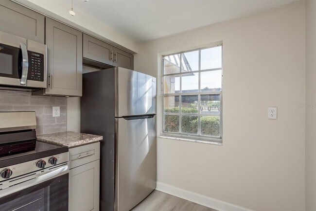 Building Photo - 4229 Stratford Dr