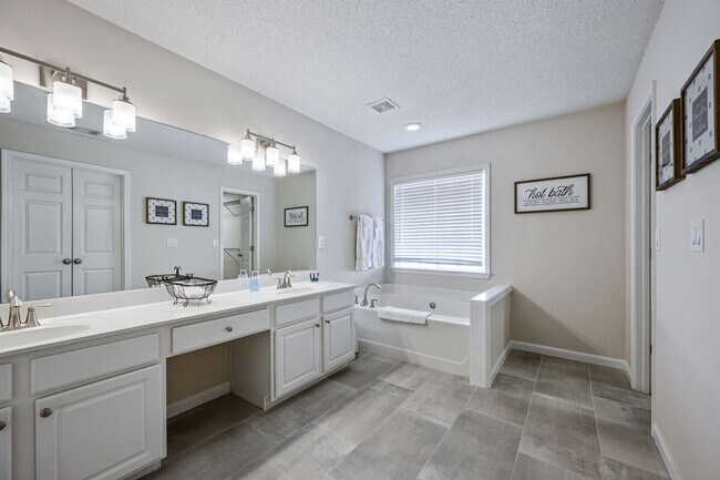 Building Photo - 206 Persimmon Tr