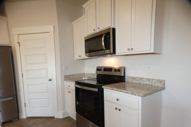 Building Photo - 4-Bedroom Home - Community Pool