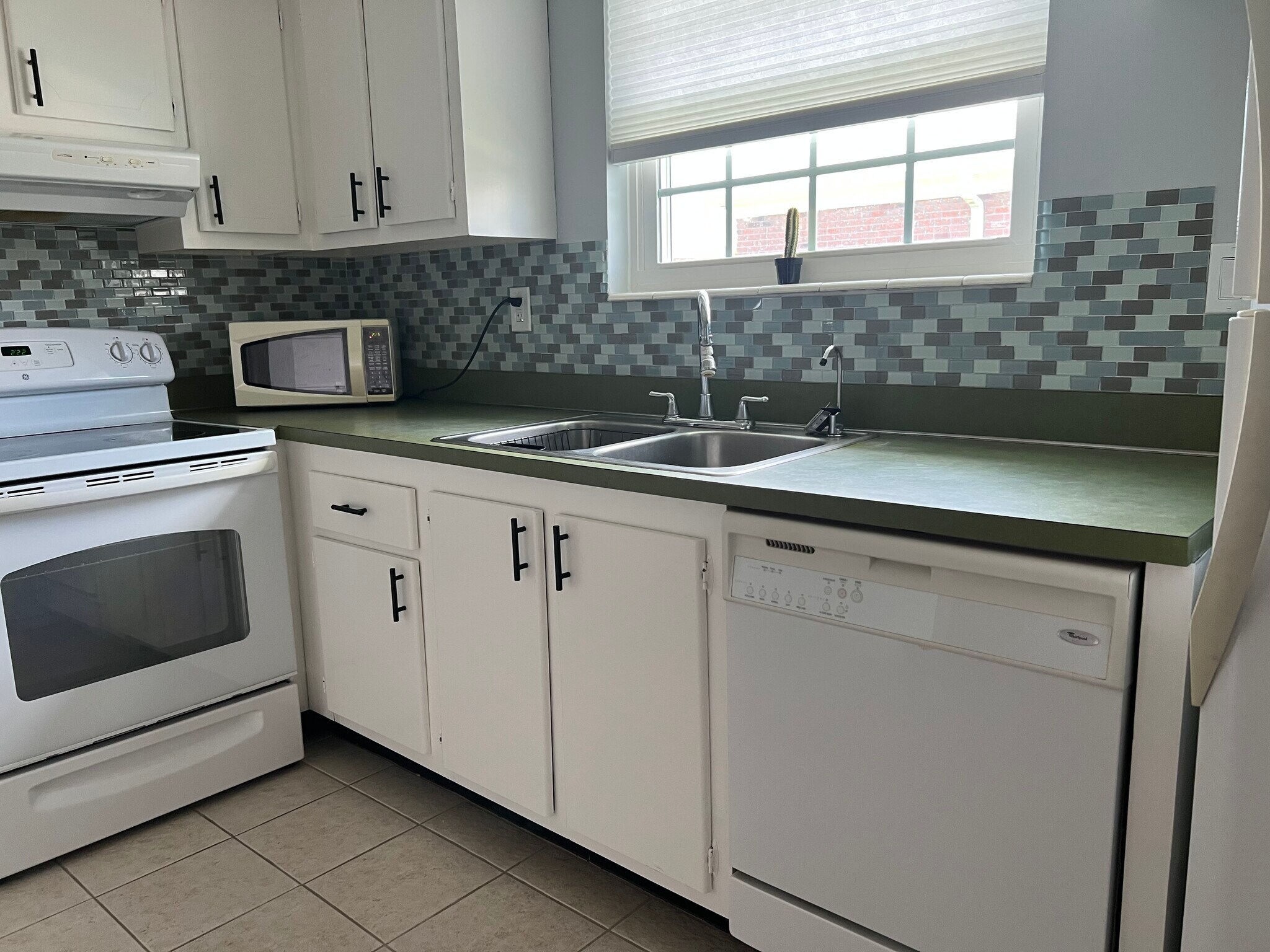 Bright and light kitchen - 3535 41st Ter S