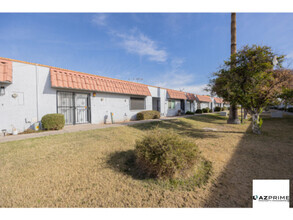 Building Photo - Don't miss this Beautiful 2/1 Phoenix Cond...